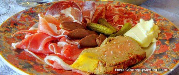 Assiette gasconne : jambon de pays, coppa, saucisson, magret mariné et foie gras