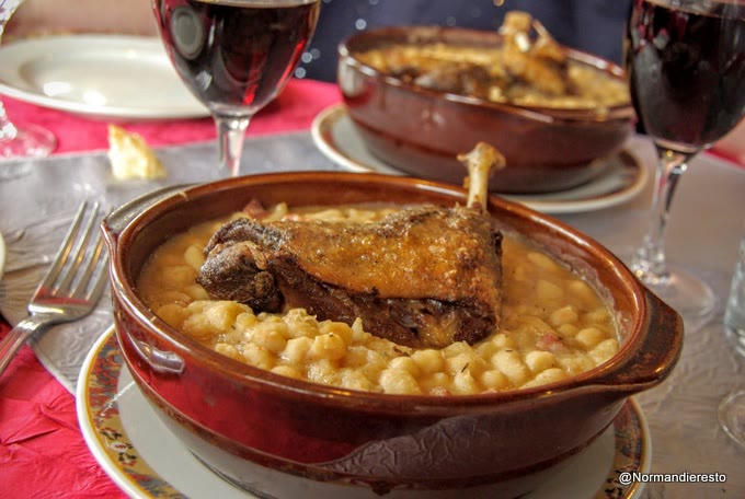 Cassoulet maison au confit de canard dans sa cassole en terre