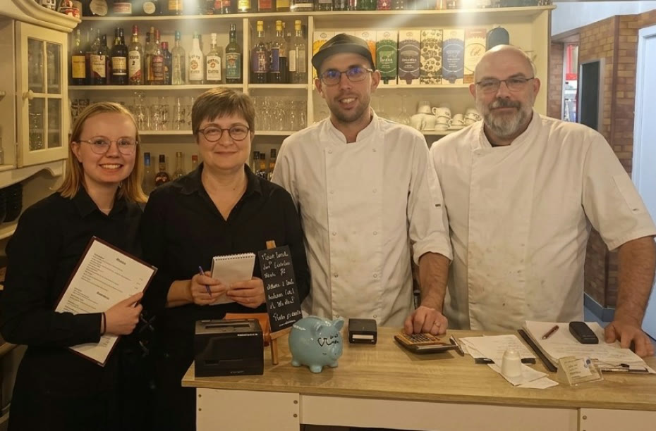 Coco, Céline, Jordan et Michel derrière le comptoir de La Fontaine Fleurie